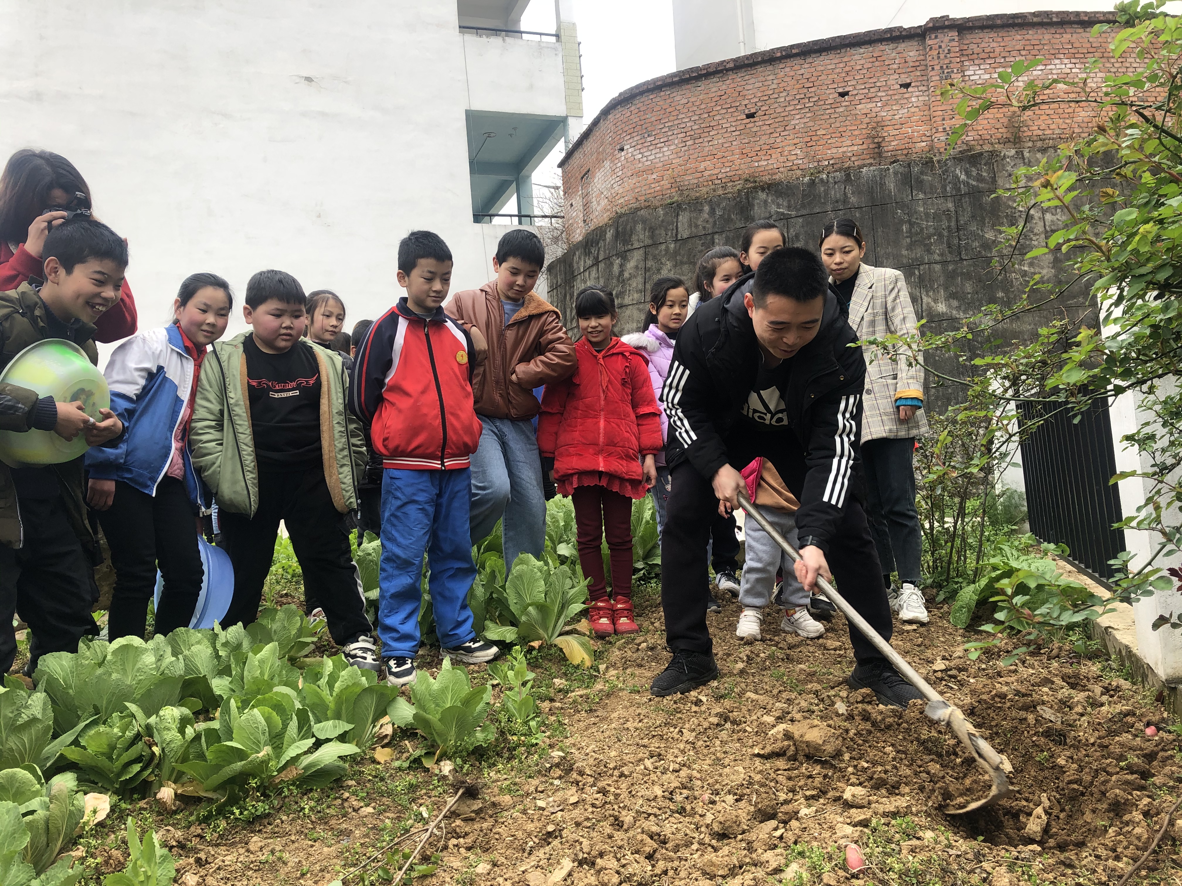 朝天区云雾山镇花石小学向诚老师指导学生植树.JPG
