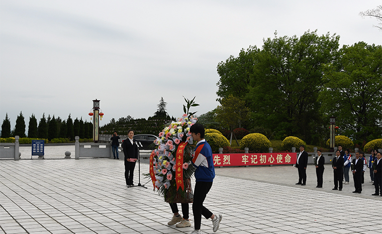 平昌县得胜中学开展“学党史·清明祭英烈”祭扫活动