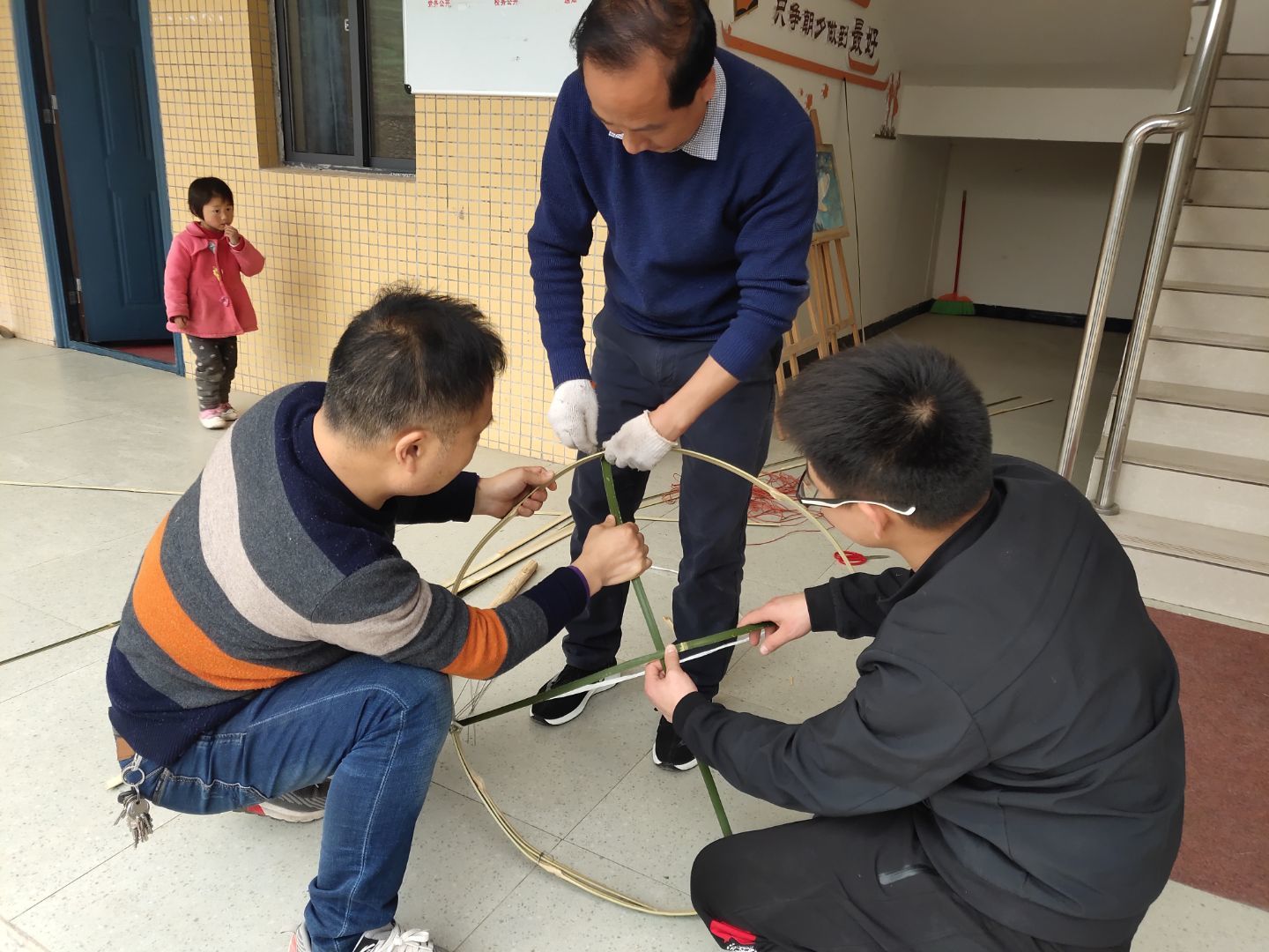 通江县庙坝场小学37名师生和8名家长自制花圈献烈士。图为校长和家长编制花圈框架.jpg 通江县庙坝场小学37名师生和8名家长自制花圈献烈士。图为校长和家长编制花圈框架.jpg