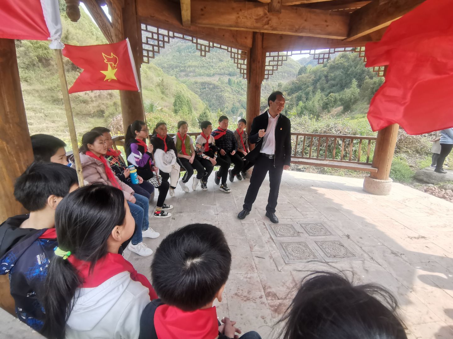 通江县庙坝场小学37名师生和8名家长自制花圈献烈士。图为校长邵天奇为同学们讲党史故事。.jpg 通江县庙坝场小学37名师生和8名家长自制花圈献烈士。图为校长邵天奇为同学们讲党史故事。.jpg
