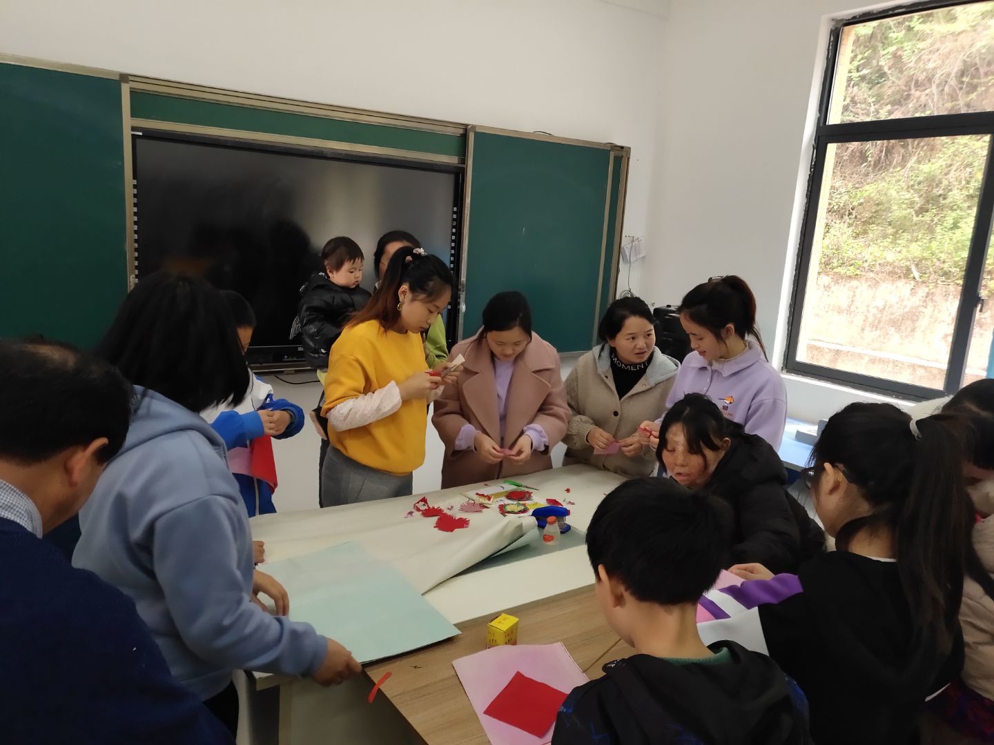 通江县庙坝场小学37名师生和8名家长自制花圈献烈士。图为师生和家长在一起剪纸、做花。.jpg 通江县庙坝场小学37名师生和8名家长自制花圈献烈士。图为师生和家长在一起剪纸、做花。.jpg