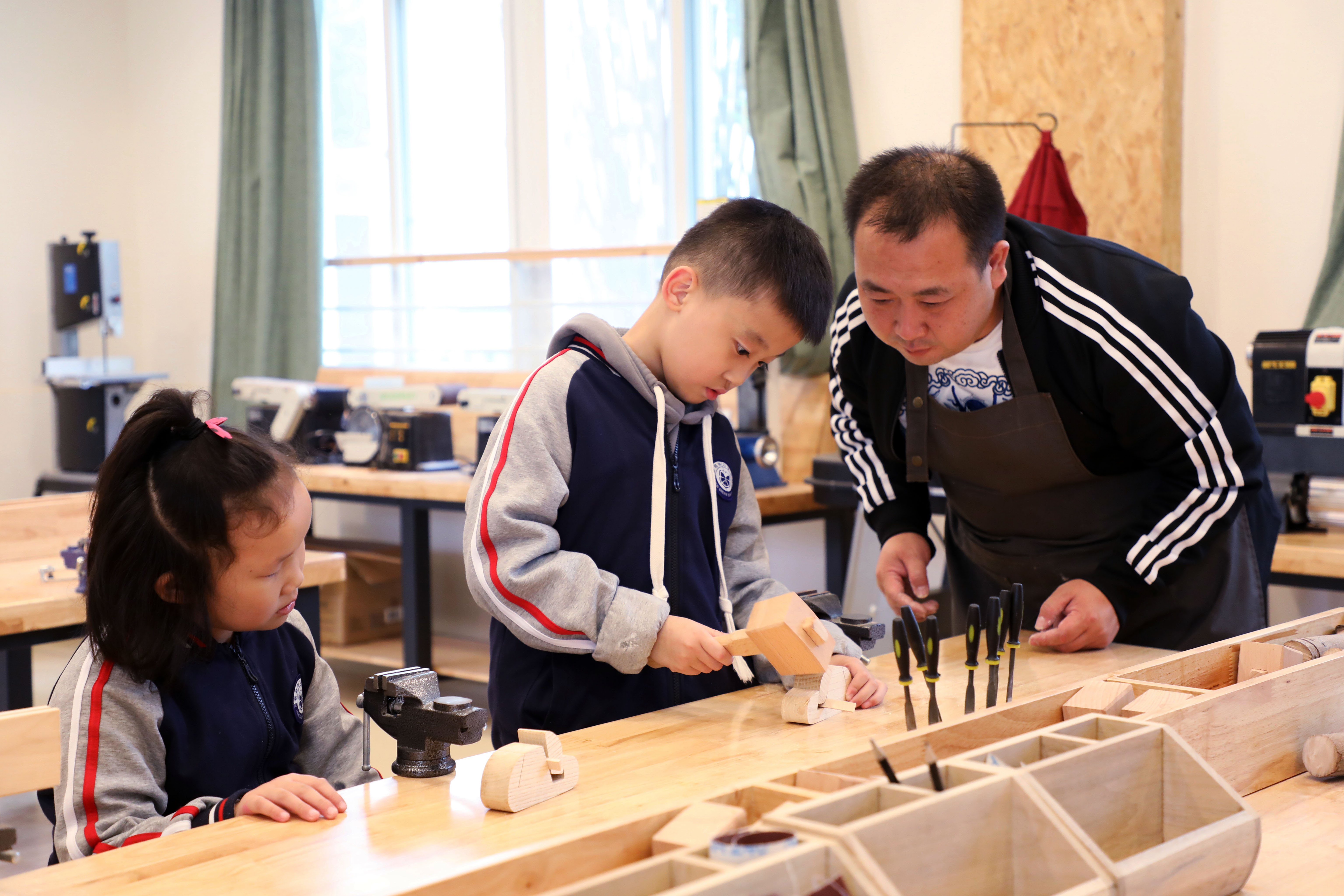 新格林学校小学部学生木工体验劳动课.jpg