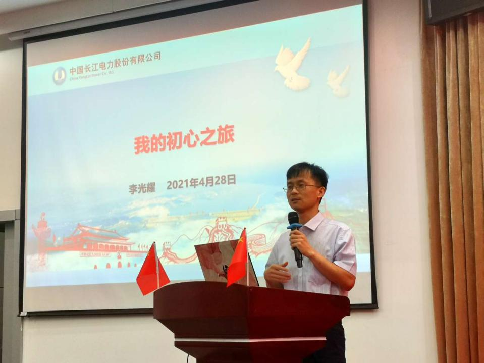 电子科大成都学院开展“劳模精神、工匠精神”进课堂活动