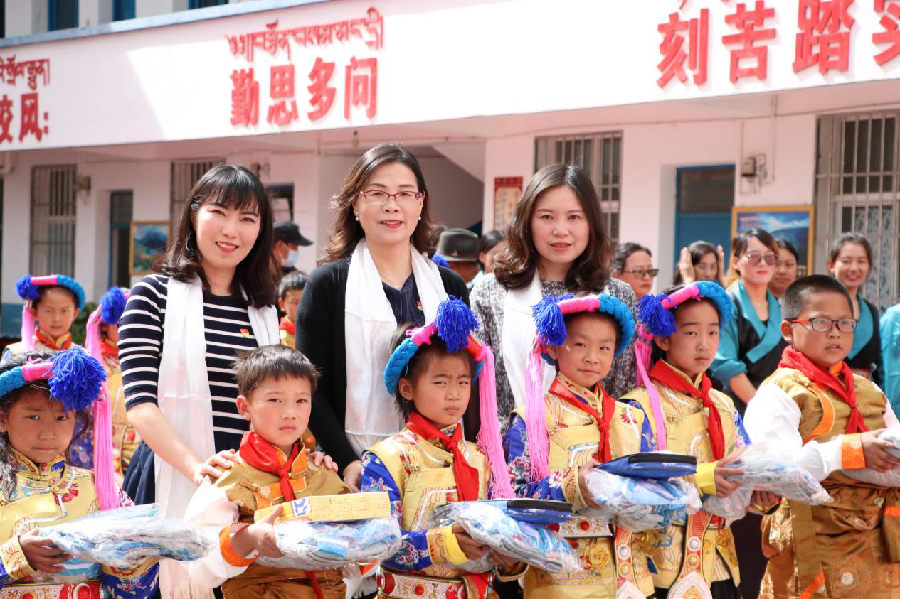 成都市胜西小学高坎校区与得荣县斯闸乡中心小学开展结对帮扶