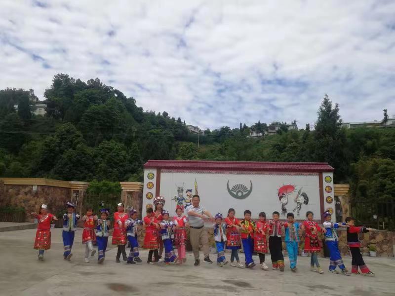 陈志勇:坚守苗族小学30年的共产党员