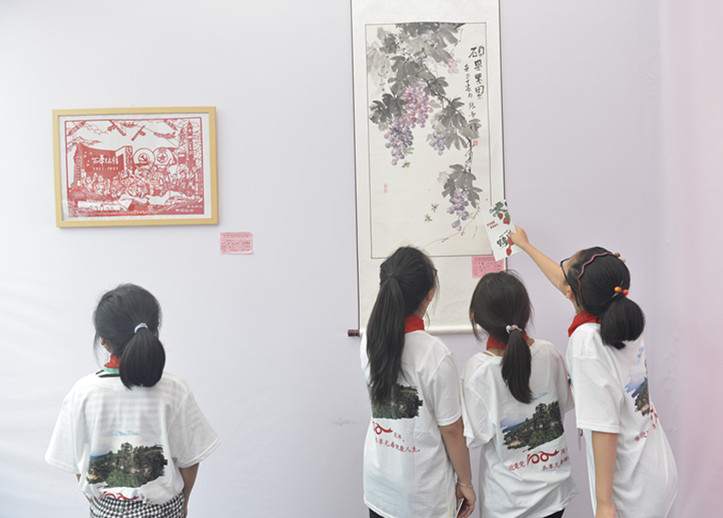 图7:四名小学生欣赏美术作品_副本.jpg 图7:四名小学生欣赏美术作品_副本.jpg