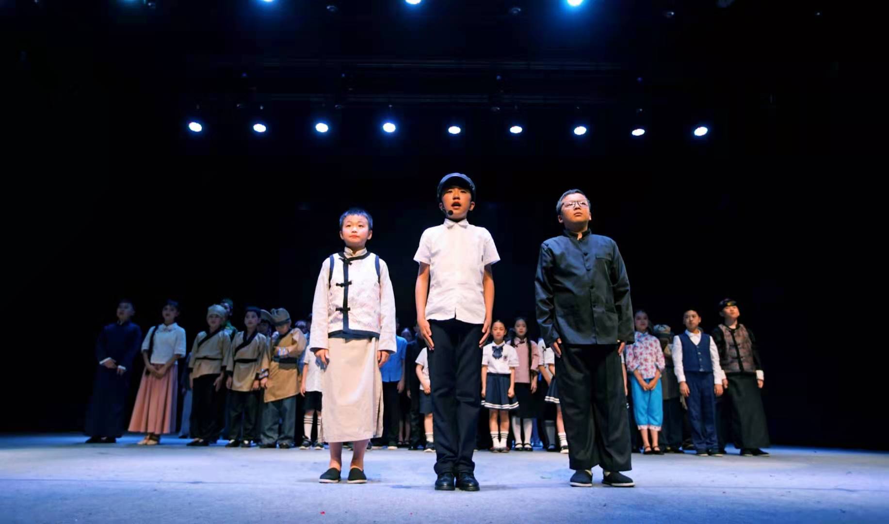 成都市双眼井小学上演原创舞台剧《水是故乡甜》