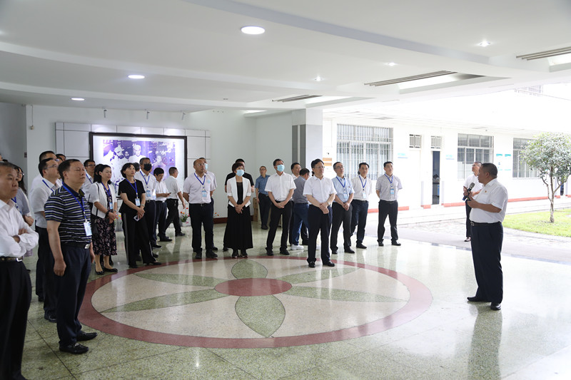 学习先进办学经验,共话职业教育发展——四川职教大会参会代表参观优质职业院校
