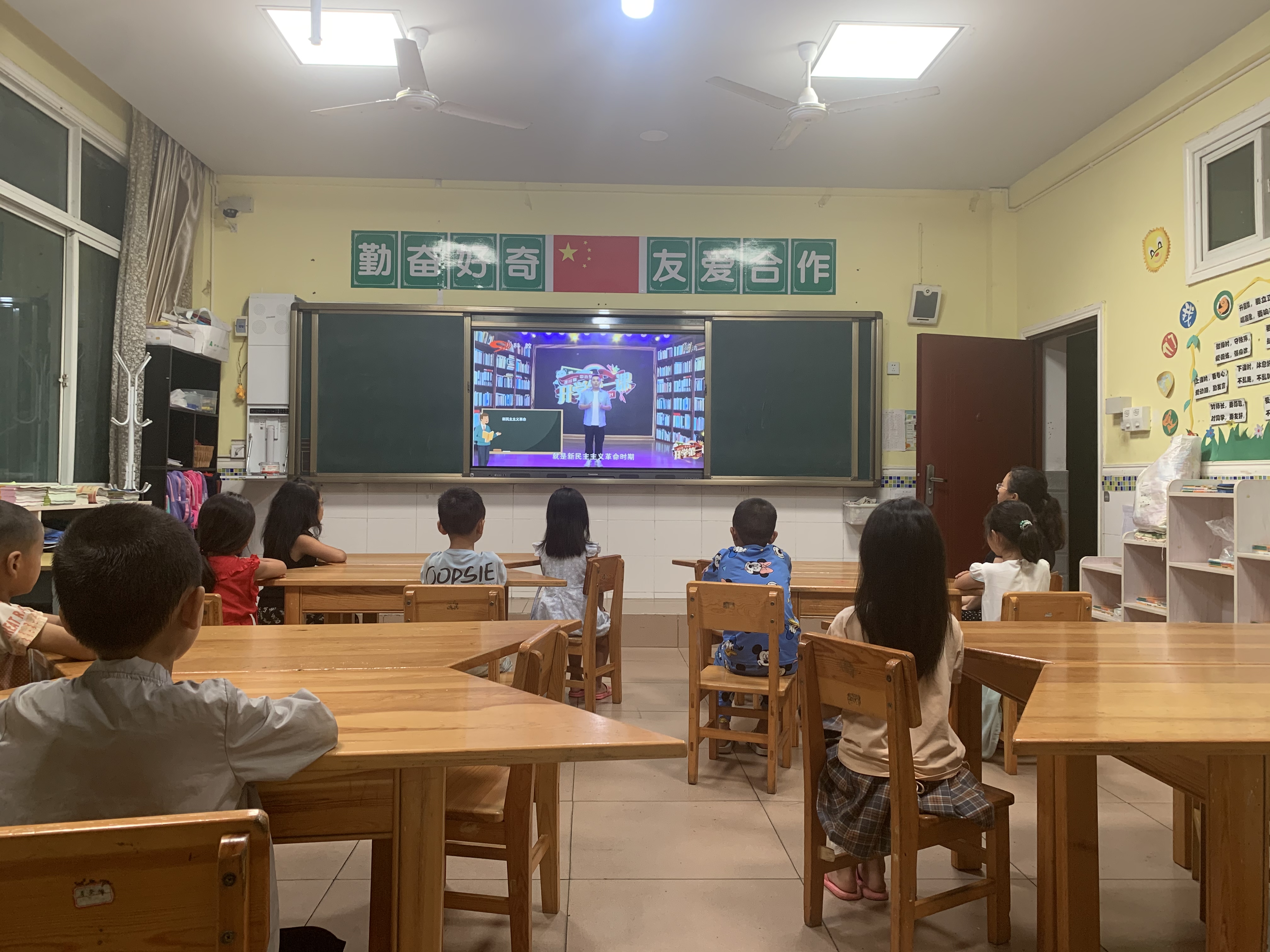 我省“开学第一课”在师生和家长中引发热烈反响