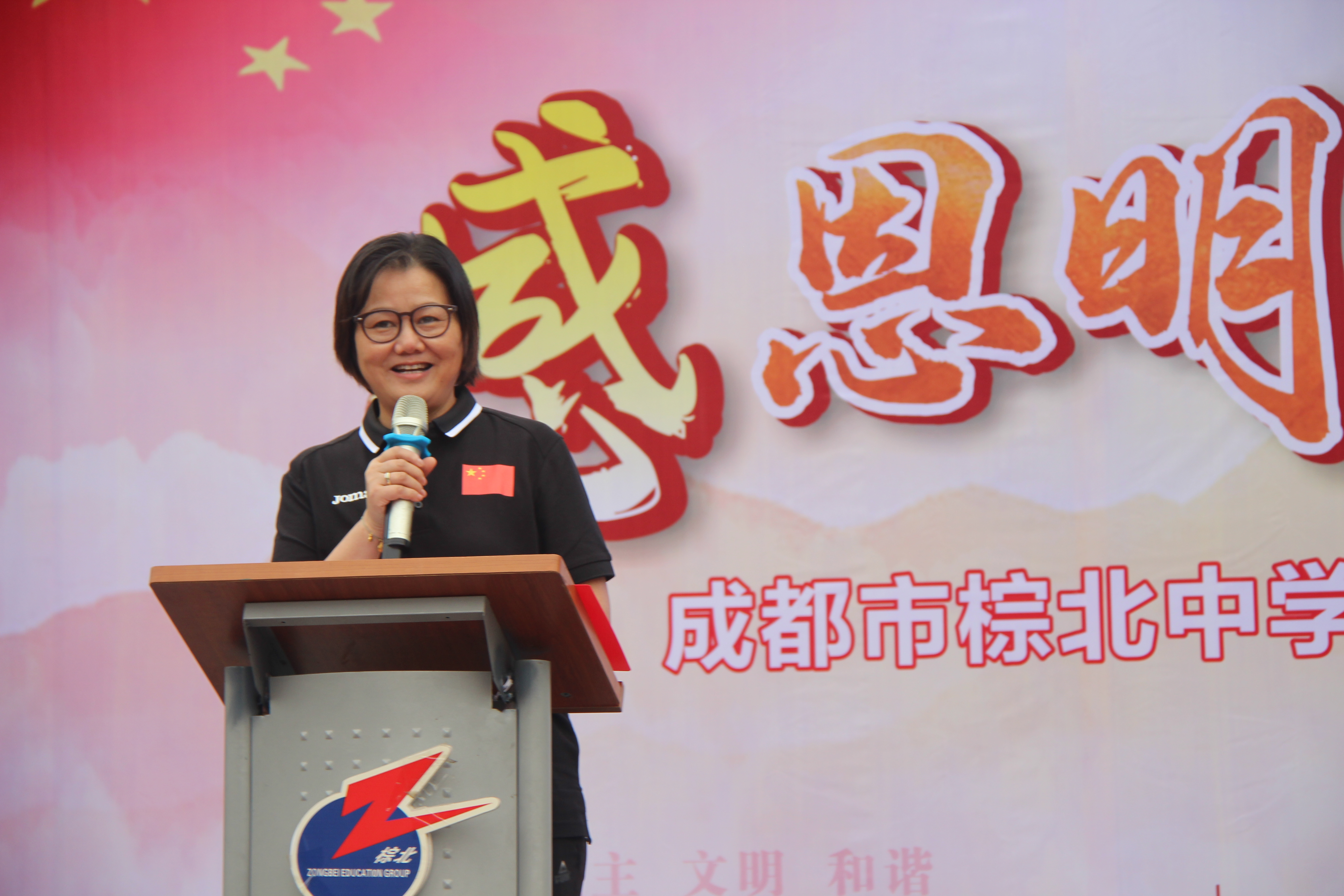奥运冠军现身成都市棕北中学开学典礼，传递奥运精神