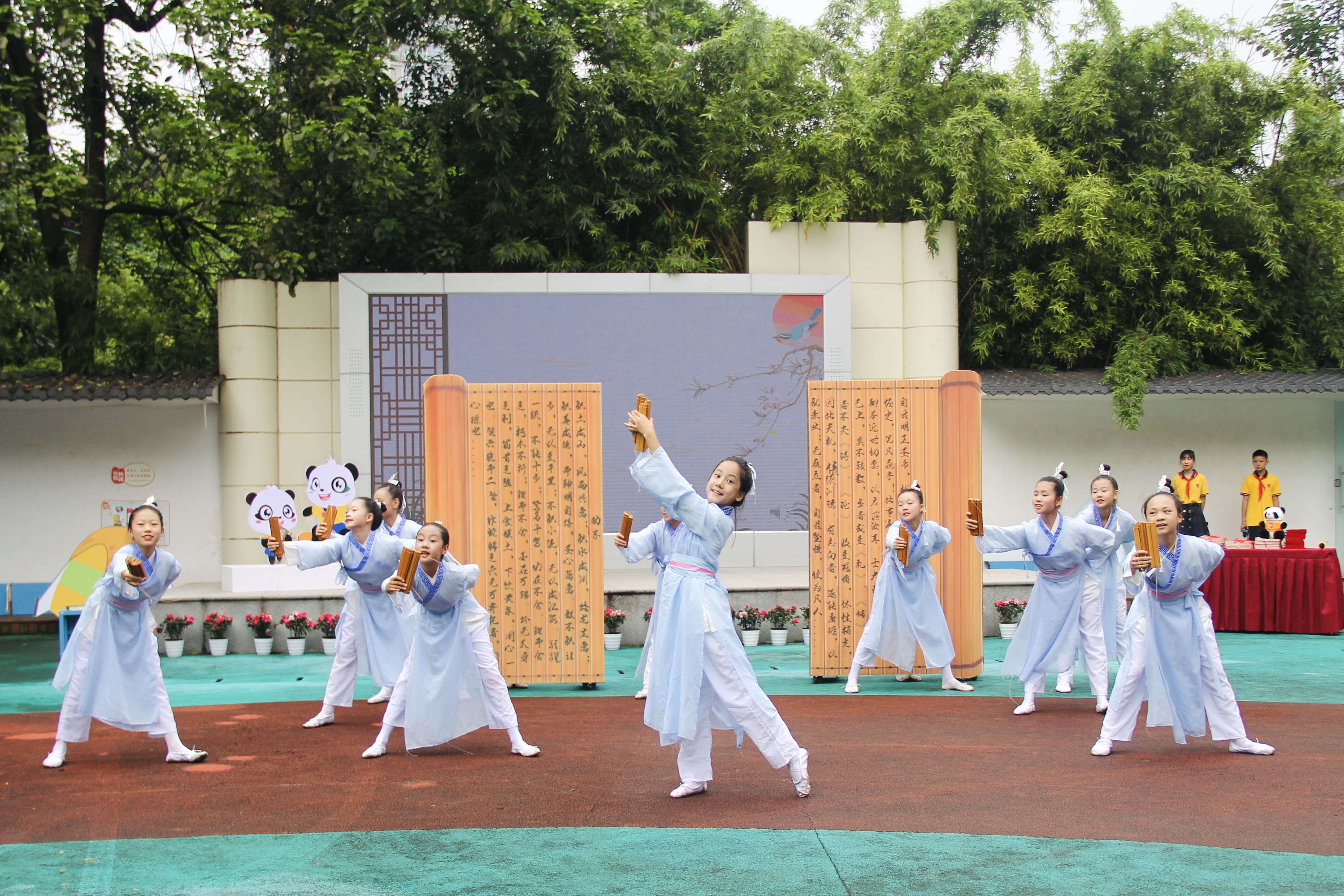 成都市东城根街小学开学典礼：用手势舞致敬榜样