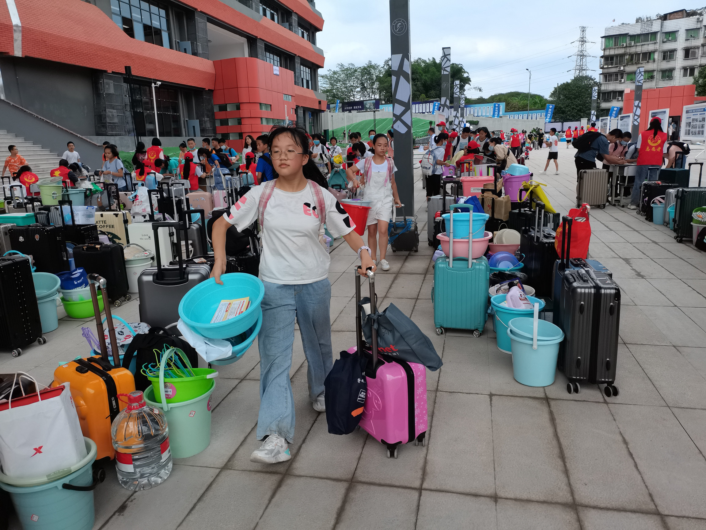 3.入校的学生。.jpg 3.入校的学生。.jpg