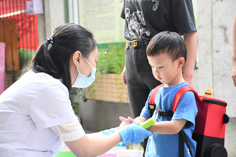 2021年9月1日,成都市新都区第一幼儿园西南石油大学分园开学第一天,王敏医生对小朋友们正在进行入园前的晨检。 - 复件_副本.jpg 2021年9月1日,成都市新都区第一幼儿园西南石油大学分园开学第一天,王敏医生对小朋友们正在进行入园前的晨检。 - 复件_副本.jpg