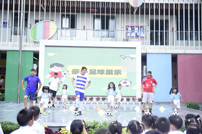 机关二幼举行开学典礼,现场进行亲子足球展示_副本.jpg 机关二幼举行开学典礼,现场进行亲子足球展示_副本.jpg