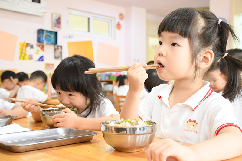 2021年9月1日,成都市新都区第一幼儿园西南石油大学分园开学第一天,中二班董颖(左一)和刘桐语小朋友正在认真吃午饭。 - 复件_副本.jpg 2021年9月1日,成都市新都区第一幼儿园西南石油大学分园开学第一天,中二班董颖(左一)和刘桐语小朋友正在认真吃午饭。 - 复件_副本.jpg