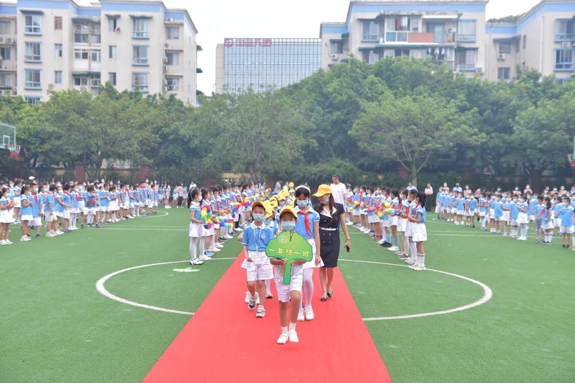 川大附小分校举行开学典礼，学姐学长送祝福