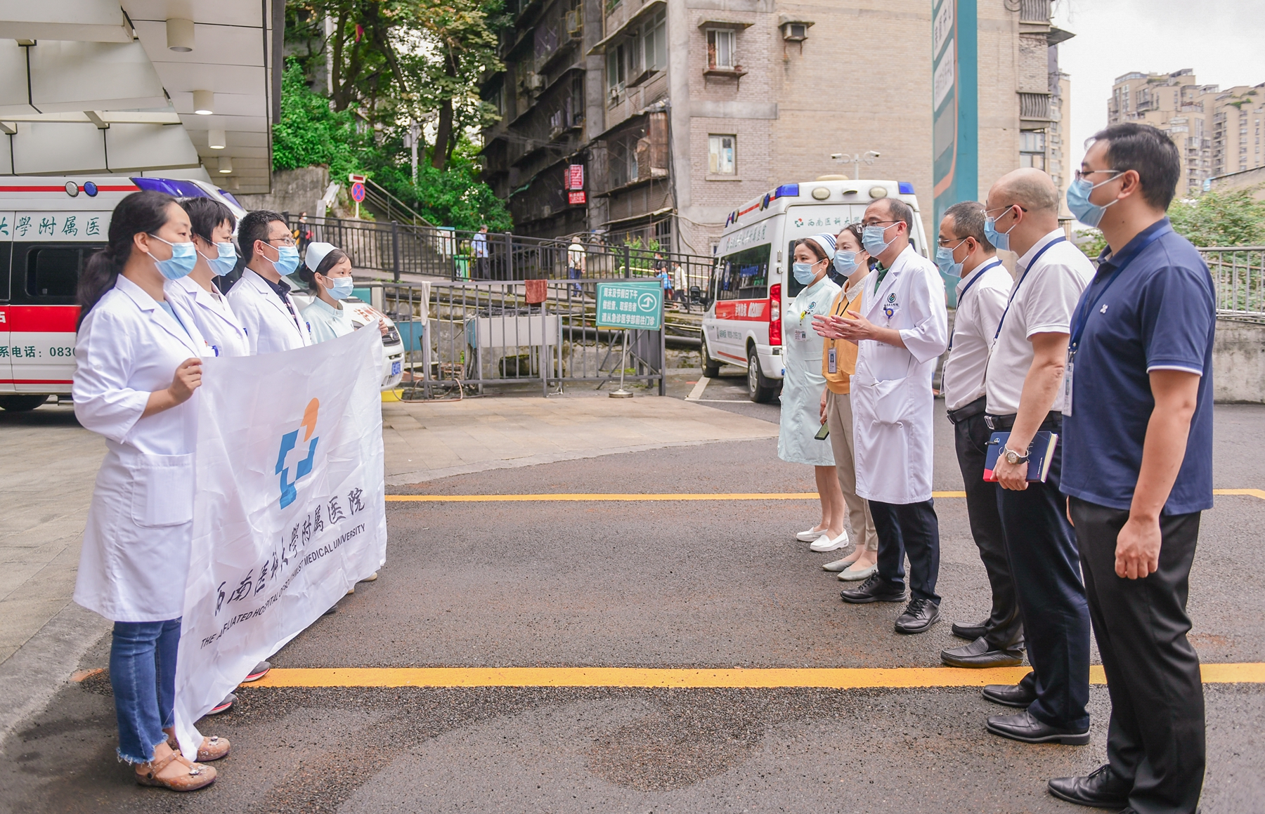 西南医科大学附属医院第三批出发2.jpg 西南医科大学附属医院第三批出发2.jpg