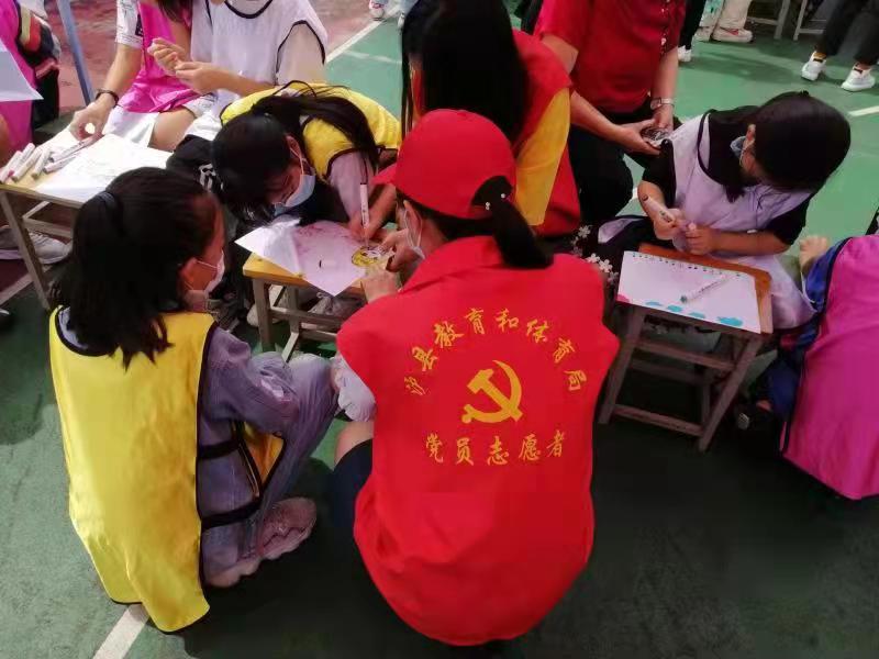 泸县这个志愿队用“心”呵护受灾学生