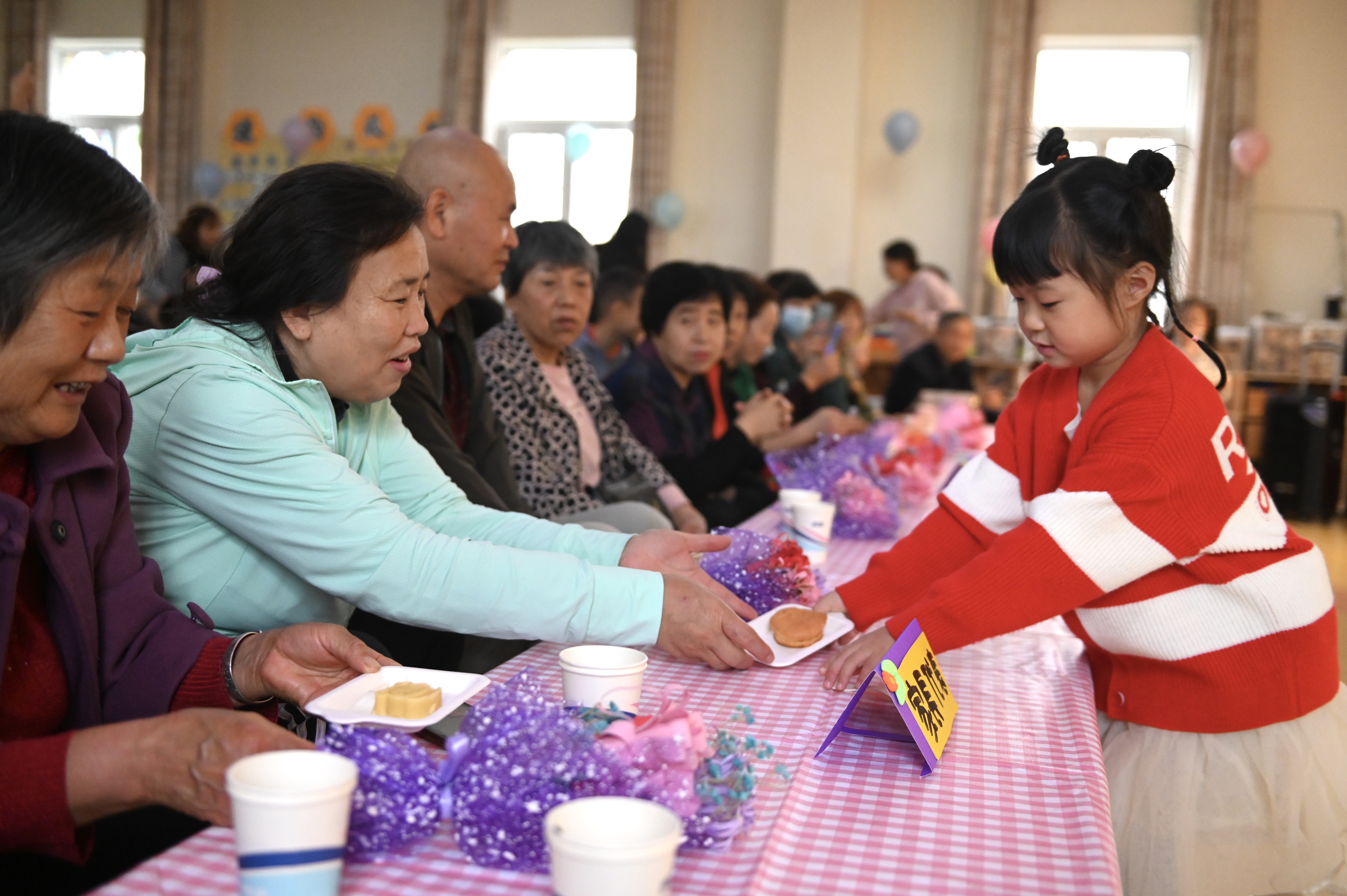 2021年10月14日，成都市新都区第一幼儿园西南石油大学分园举行了重阳节活动，小朋友们给爷爷奶奶们双手递送重阳糕 (4).JPG