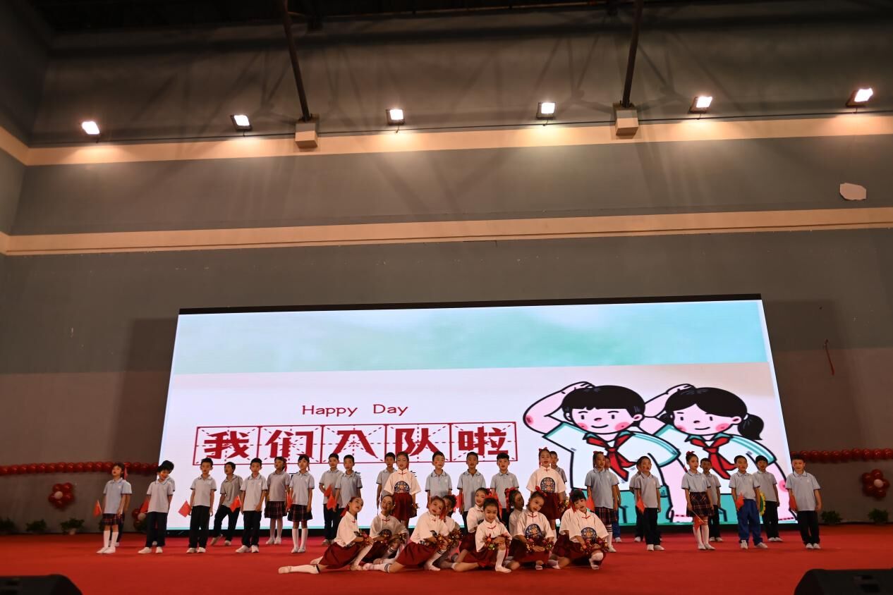 成都市石室天府附小举行新队员入队仪式，将军爷爷现场讲党史