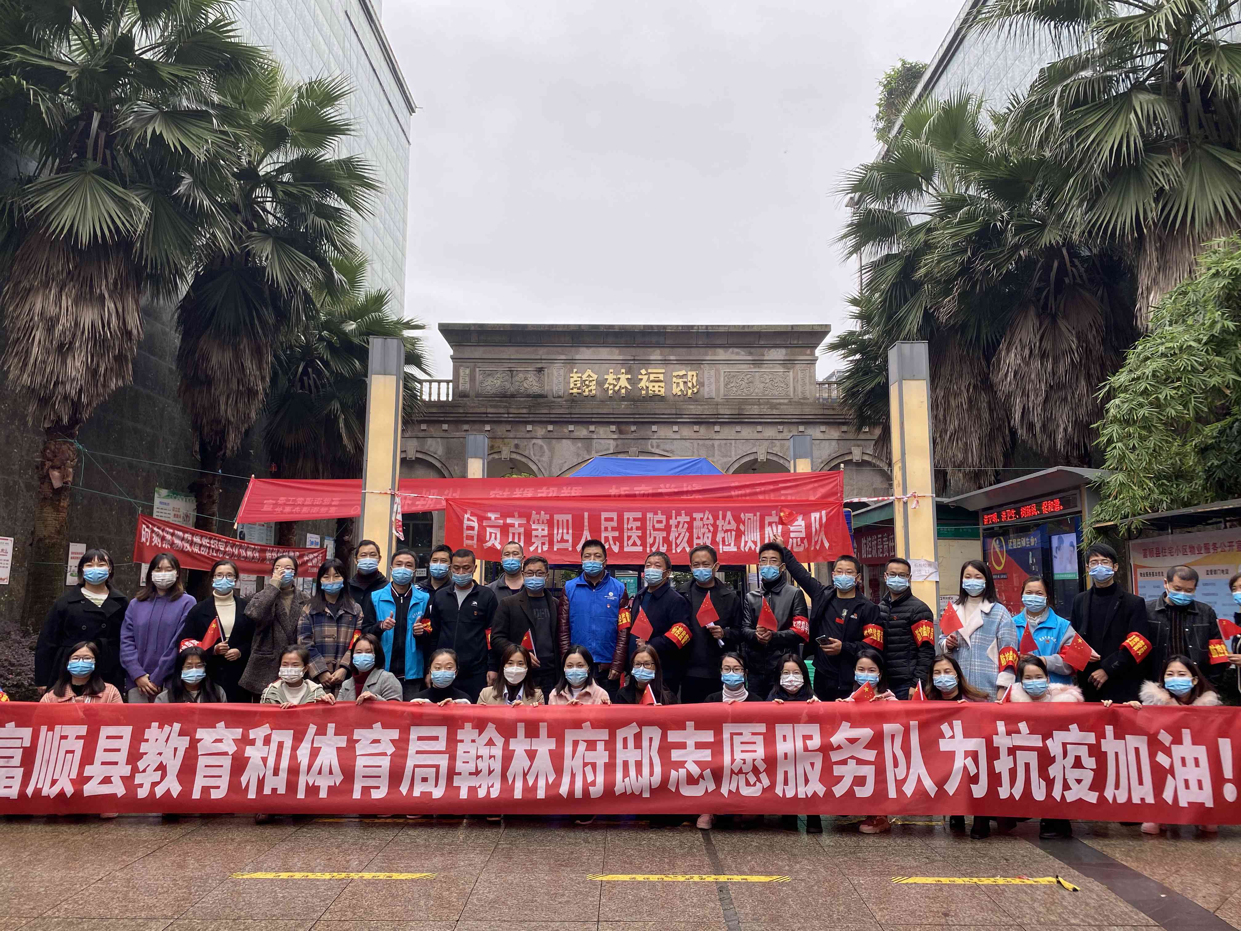 雷勇书记带领的志愿者.jpg 雷勇书记带领的志愿者.jpg