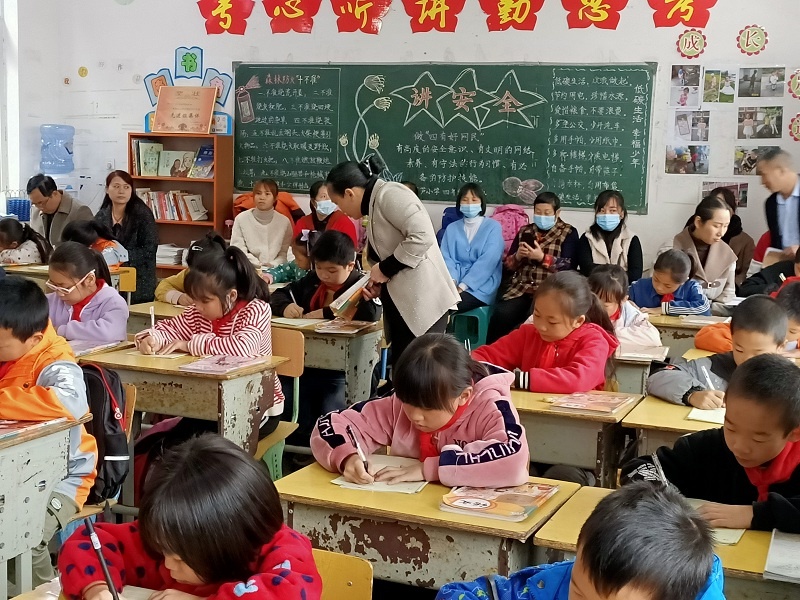 沙湾区葫芦小学举行家长开放日活动