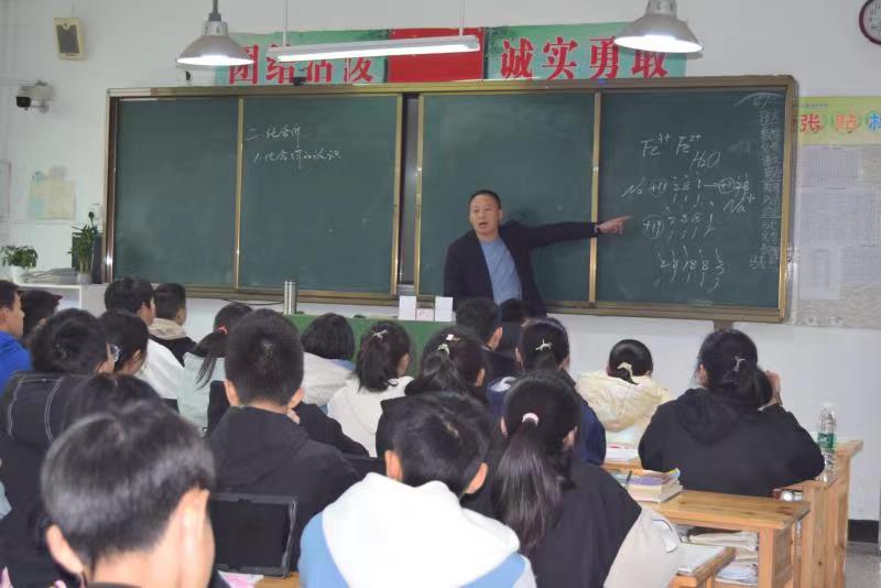 高县罗场中学校:校长带头上示范课