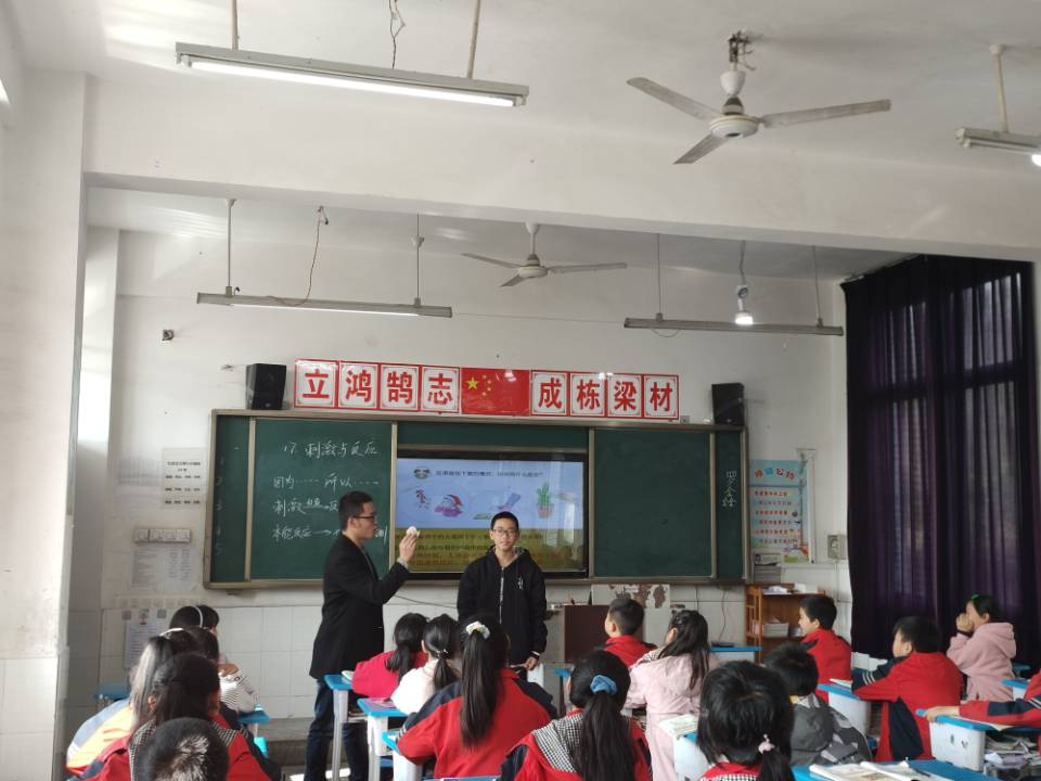 《乡镇学校基于校本研究的校际联合研修实践研究》科创组课题研讨活动在乐山市沙湾区谭坝学校举行
