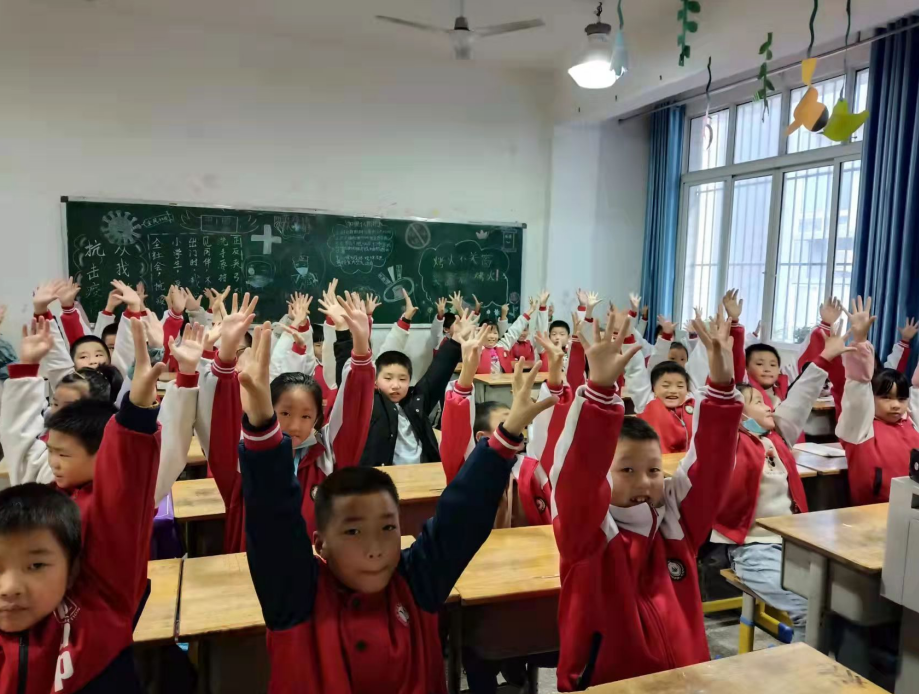 平昌县信义小学：活力课桌操  舞动大课间