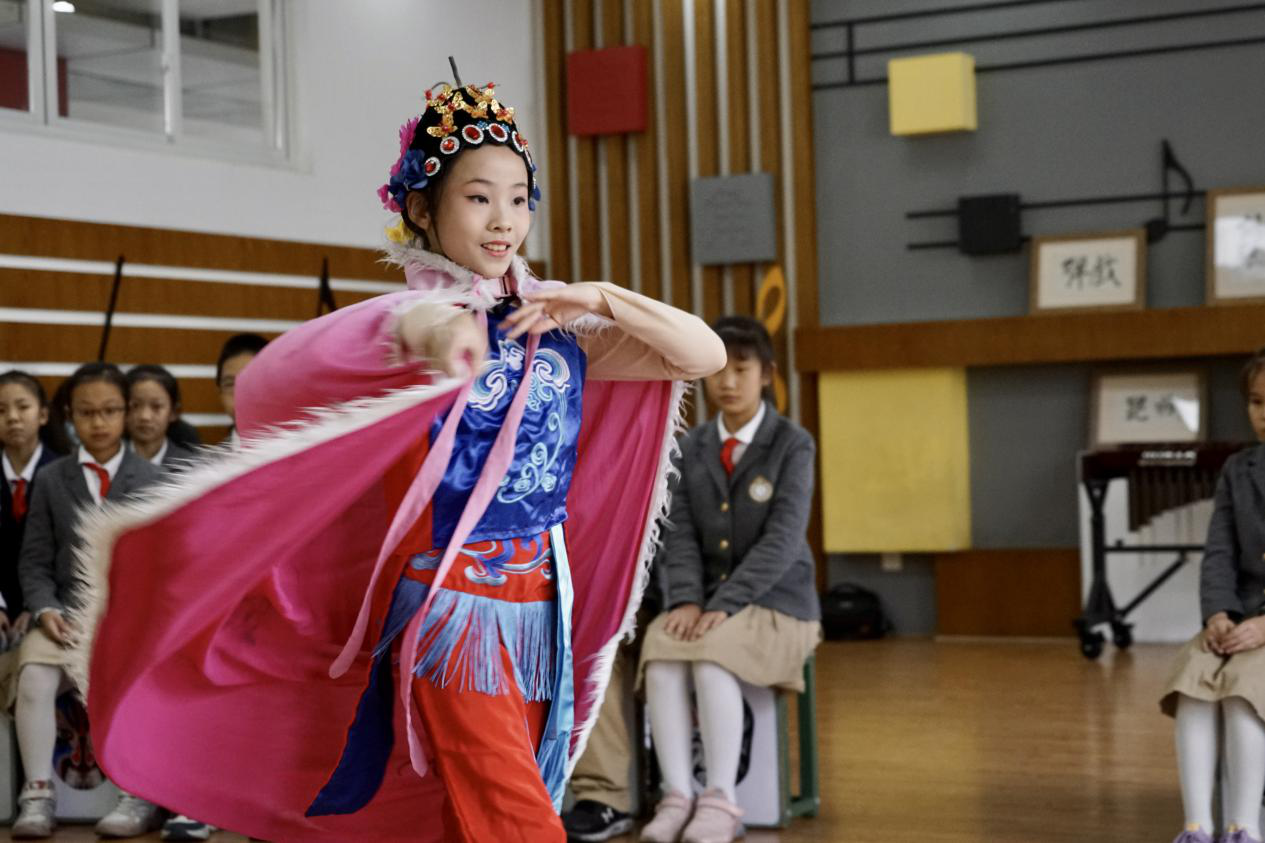 成都市北新实验小学和香港法国国际学校孩子们相聚“云端”学川剧