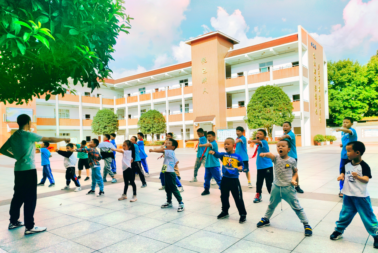双流区红石小学：“三精五策四评”落实“双减”   