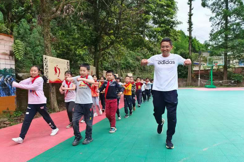 洪雅县：落实“六举措”，做好两项改革教育“后半篇”文章