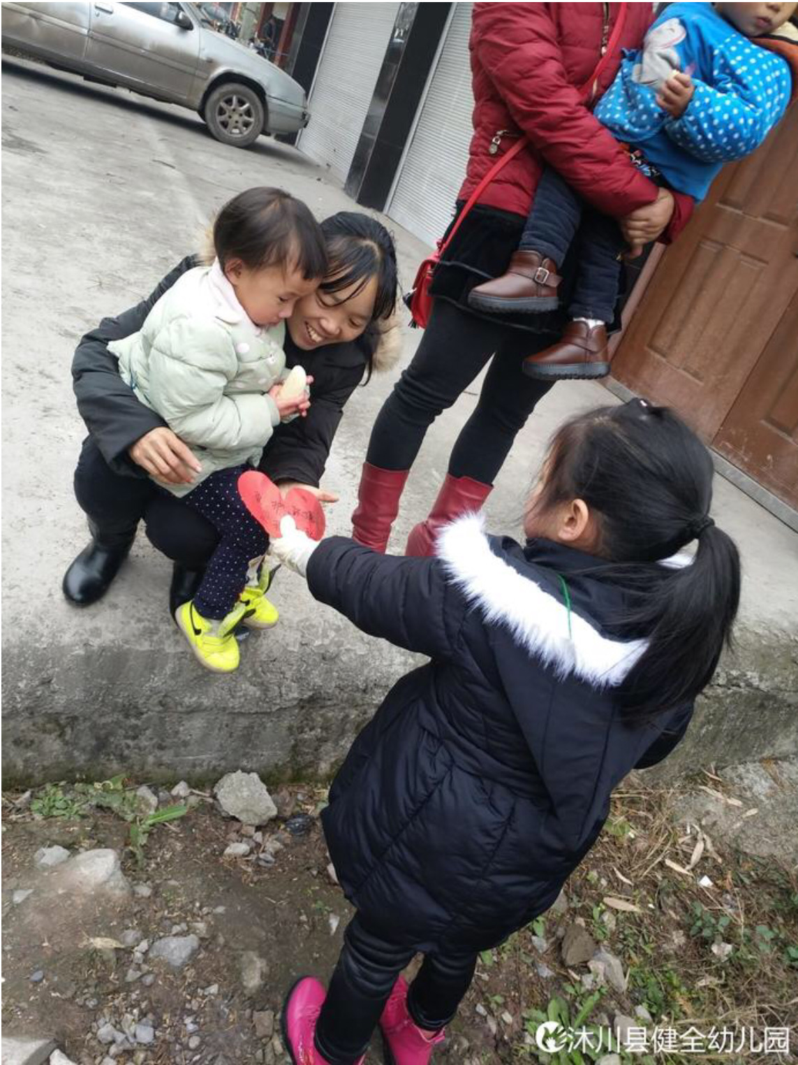 发放爱心卡片.JPG