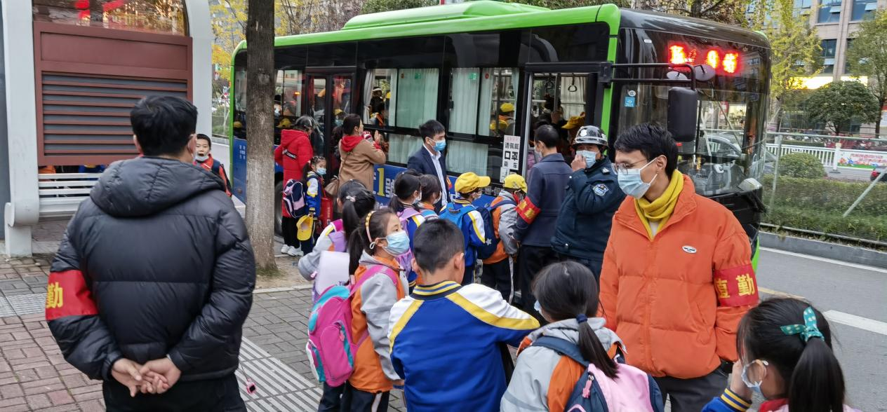 平昌县思源实验学校：五项举措为学生上放学安全保驾护航