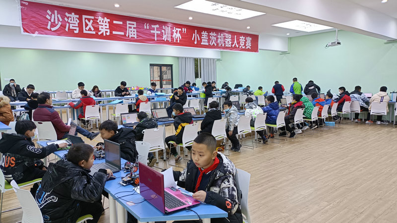 沙湾区举行第二届“千训杯” 青少年机器人竞赛活动