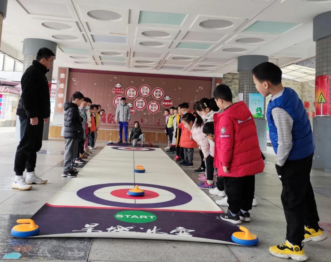 学编程、包水饺、玩冰壶，成都市少城小学“寒托班”欢乐多