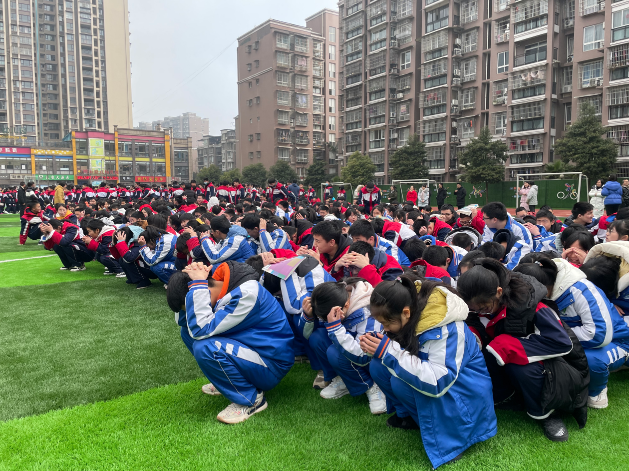 沙湾区实验中学开展地震应急演练活动