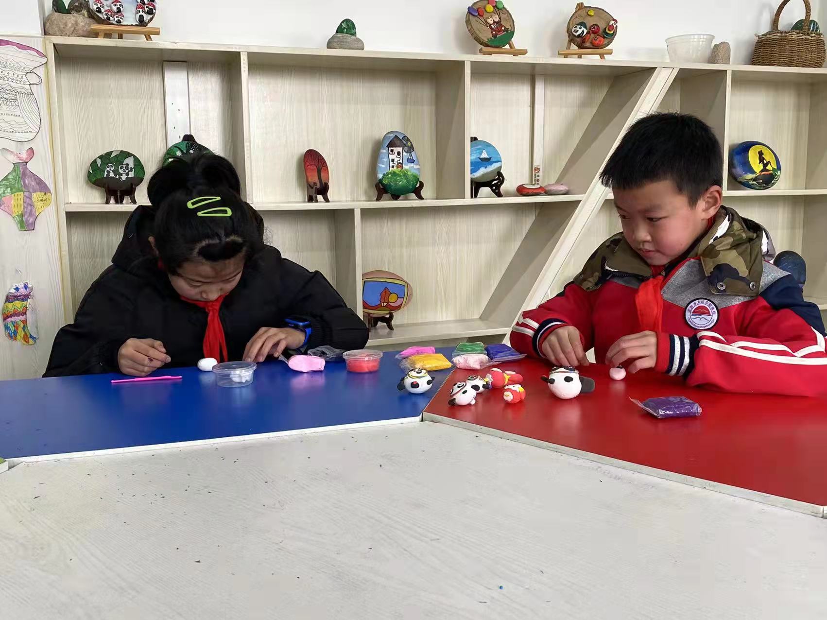 3-1大运学校孩子在制作超轻黏土“冰墩墩”.jpg 3-1大运学校孩子在制作超轻黏土“冰墩墩”.jpg