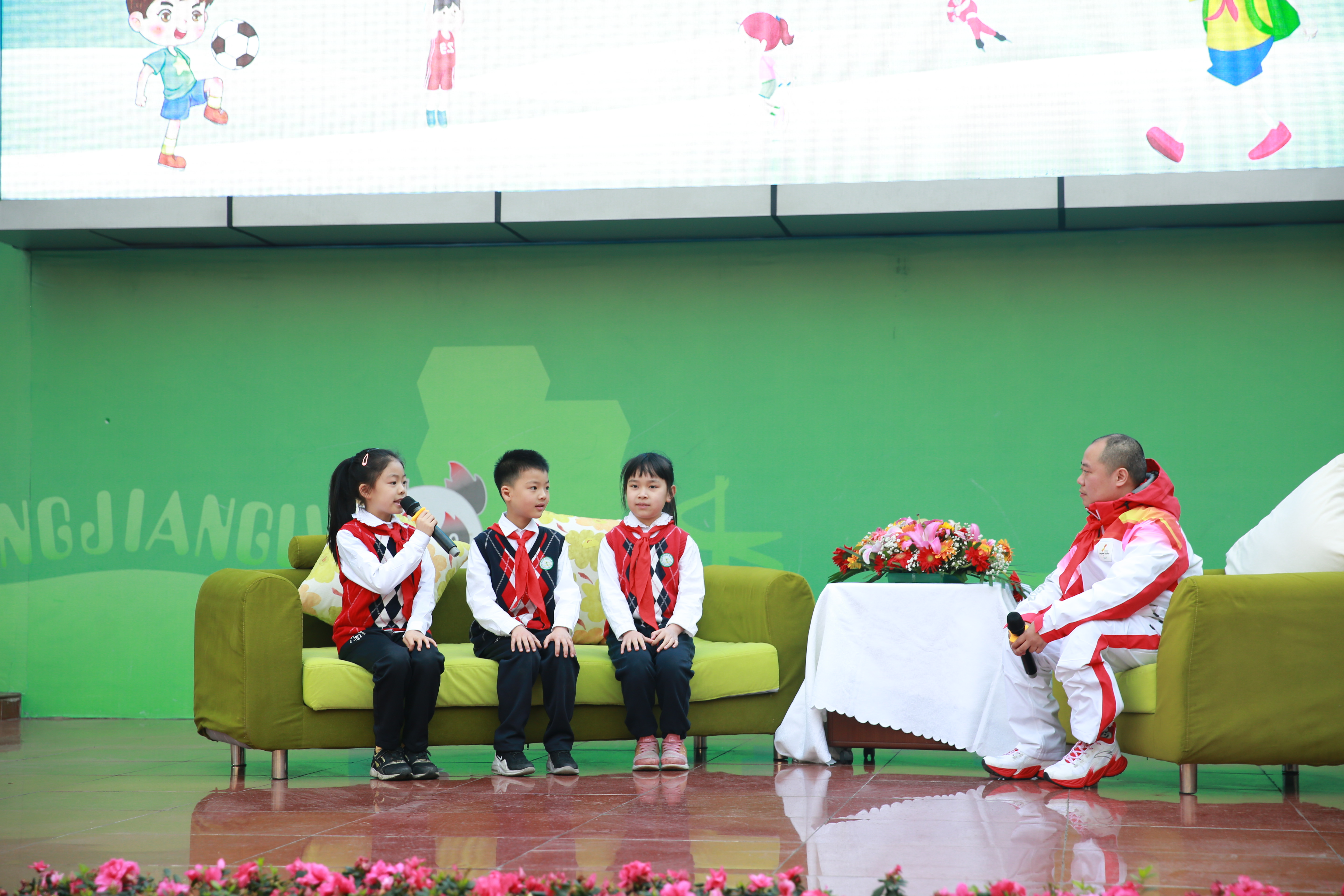 北京冬残奥会开幕式火炬手董超走进成都市龙江路小学，分享励志故事