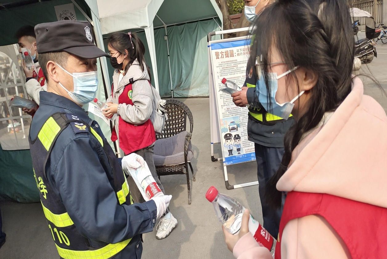 西华大学学子争做新时代“雷锋式”好青年