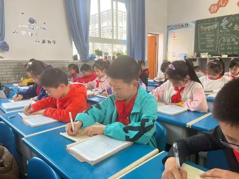 洪雅县实验小学:上好“四课”,让书法教育收获实效