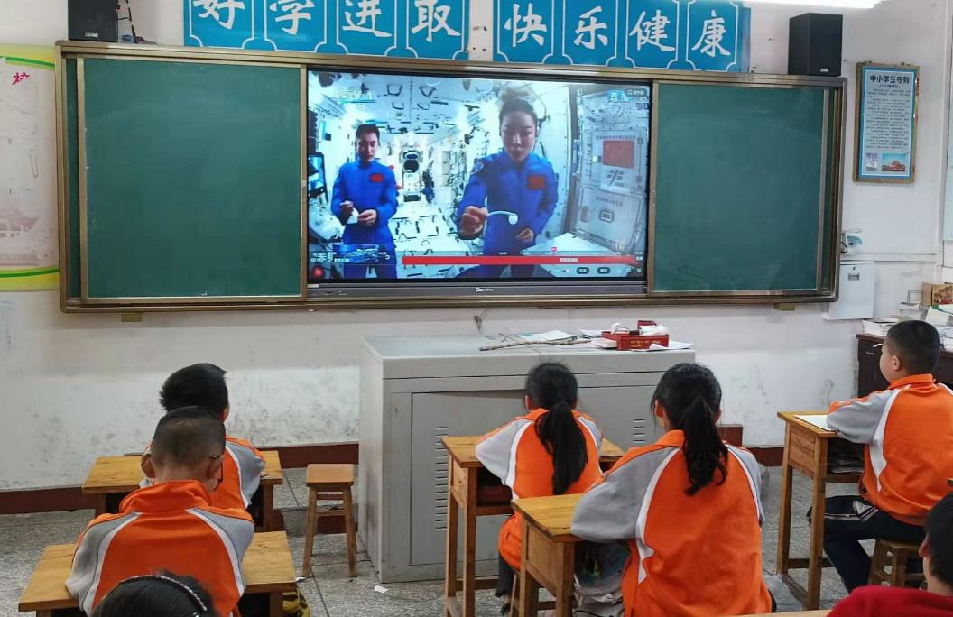 夹江县新场小学:看“天宫课堂”,立“太空之梦”