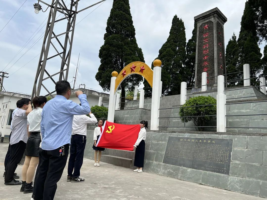 党员教师重温入党誓词.jpg 党员教师重温入党誓词.jpg