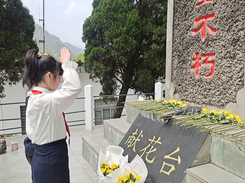 向烈士鲜花.jpg 向烈士鲜花.jpg