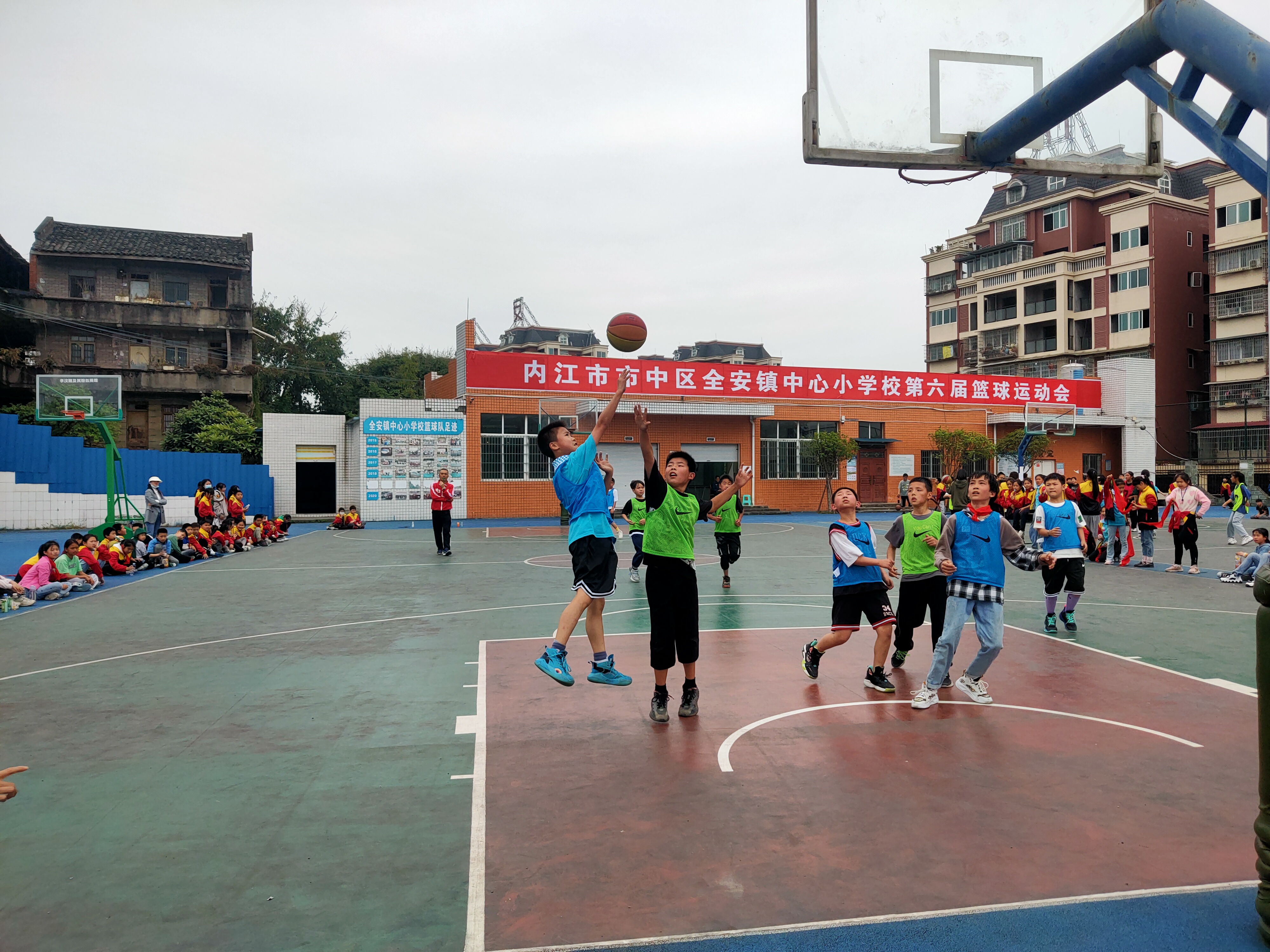 内江市市中区全安镇中心小学校举行篮球运动会