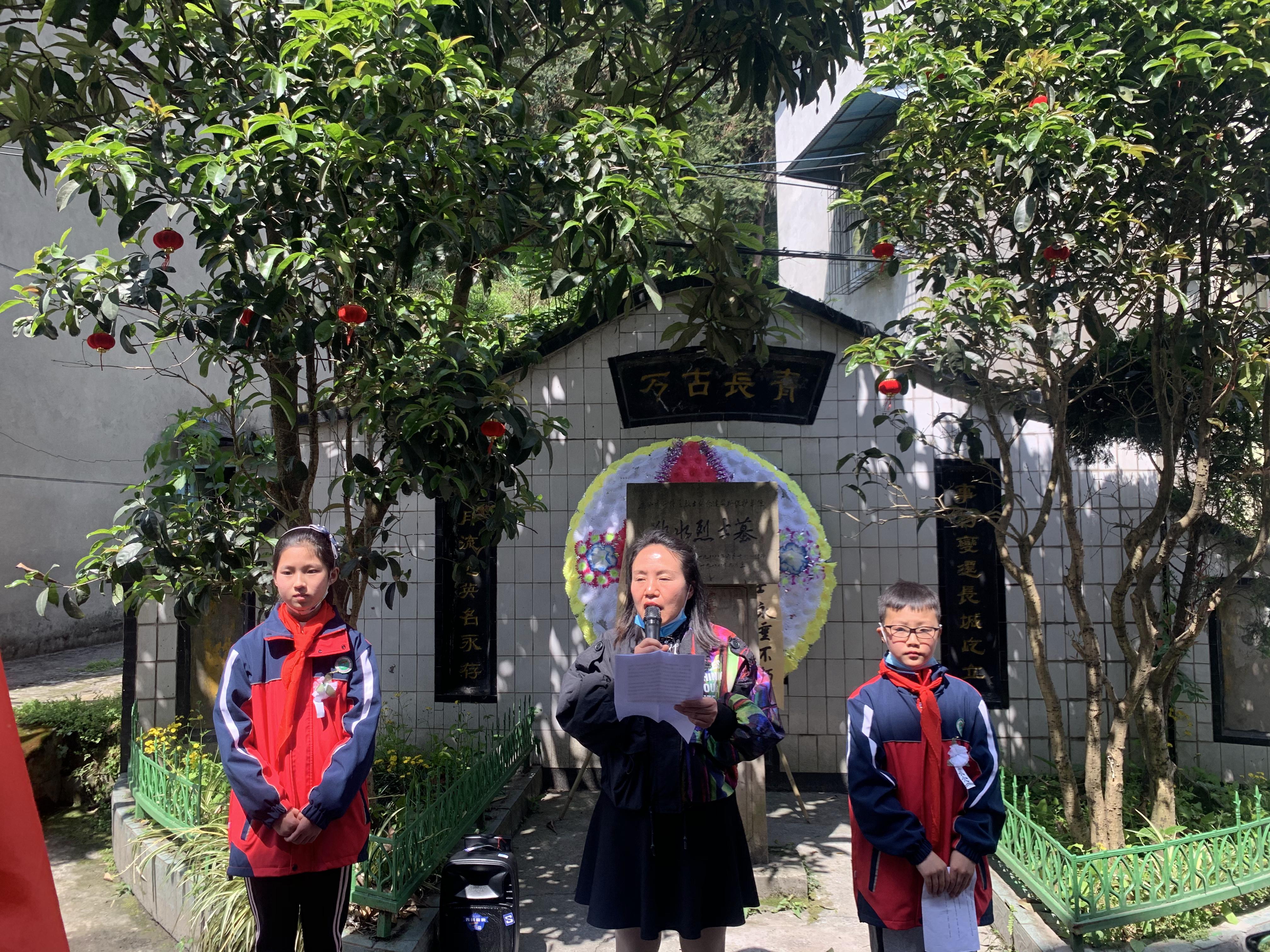 徐校长讲解烈士英雄事迹.JPG