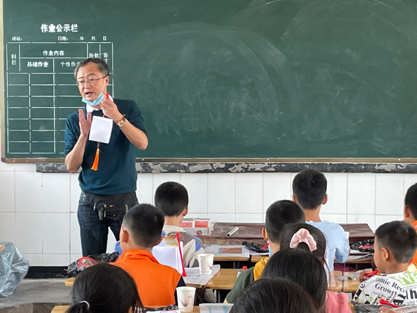 自贡市美术公教活动在富顺申能希望小学举行