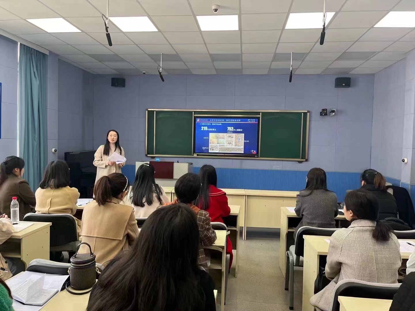 洪雅县:用“四+”抓师训,聚“四点”促成长