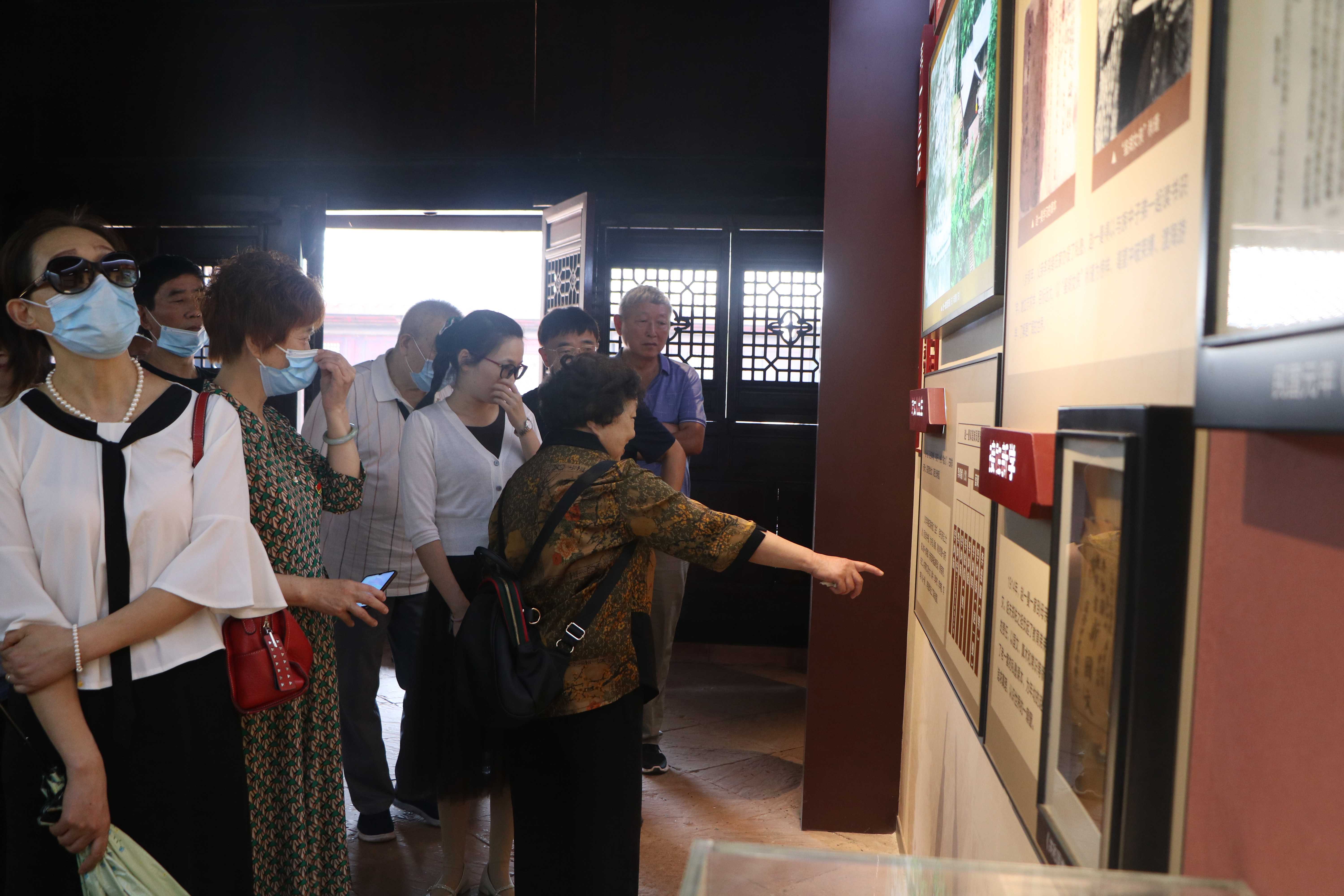 参观赵一曼故居展厅.JPG