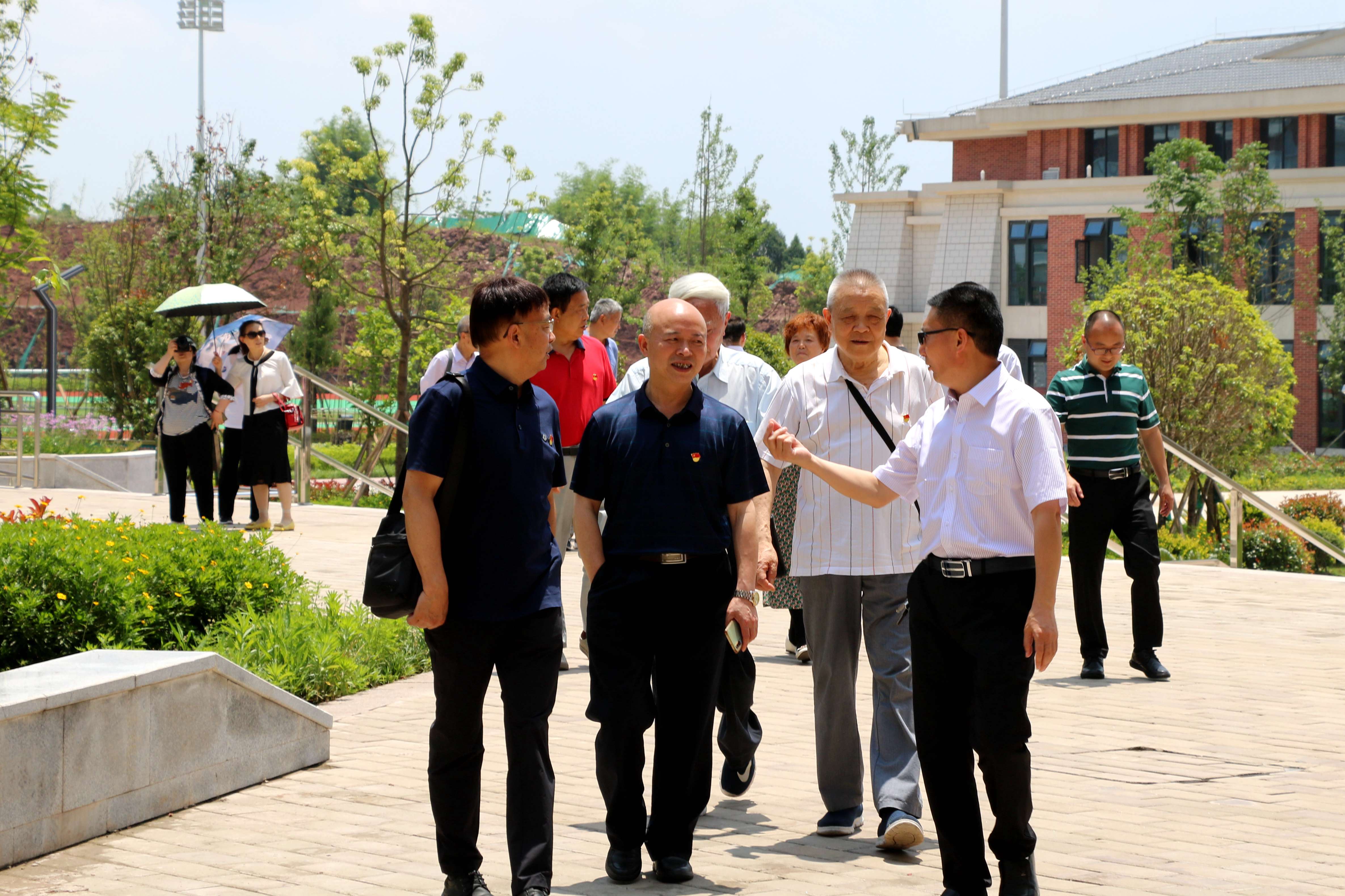 退休老党员参观宜宾市一曼中学校.jpg